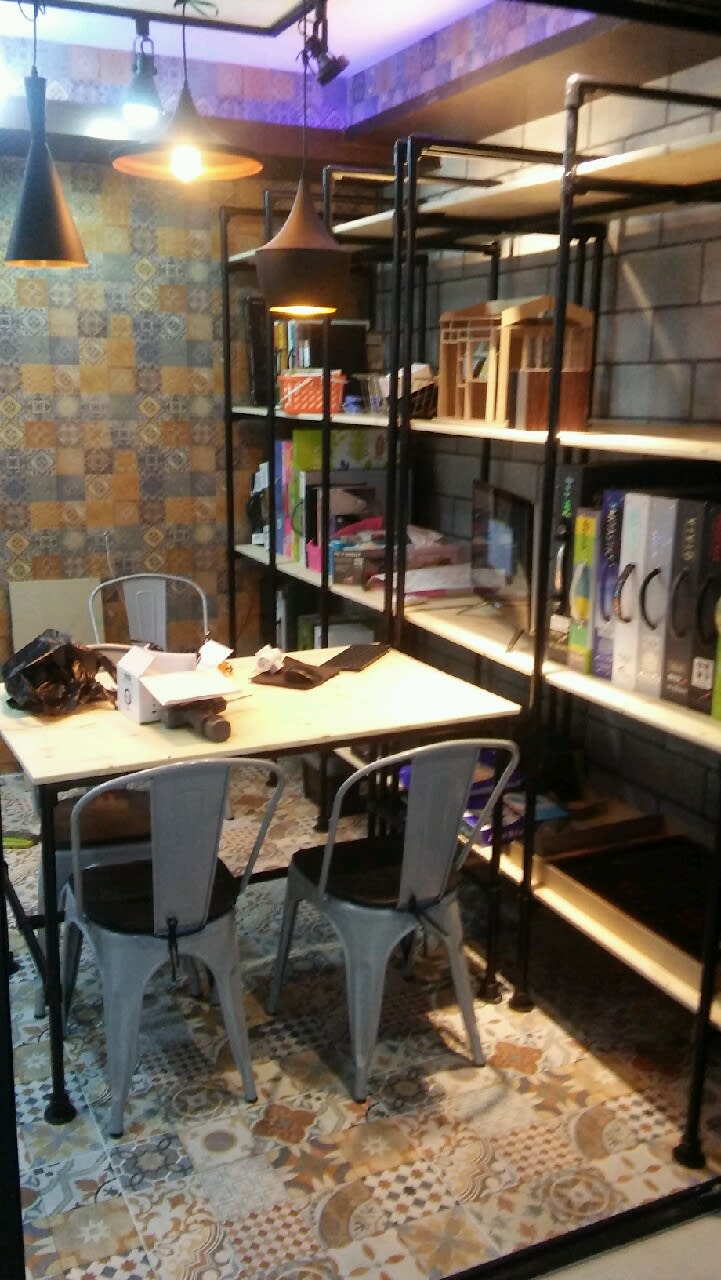 매장 분위기 바꾸는 파이넥트 구조물 컬러 전략 3가지